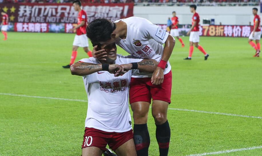 卡纳瓦罗看曾诚受伤,卡纳瓦罗看曾诚金英权相撞