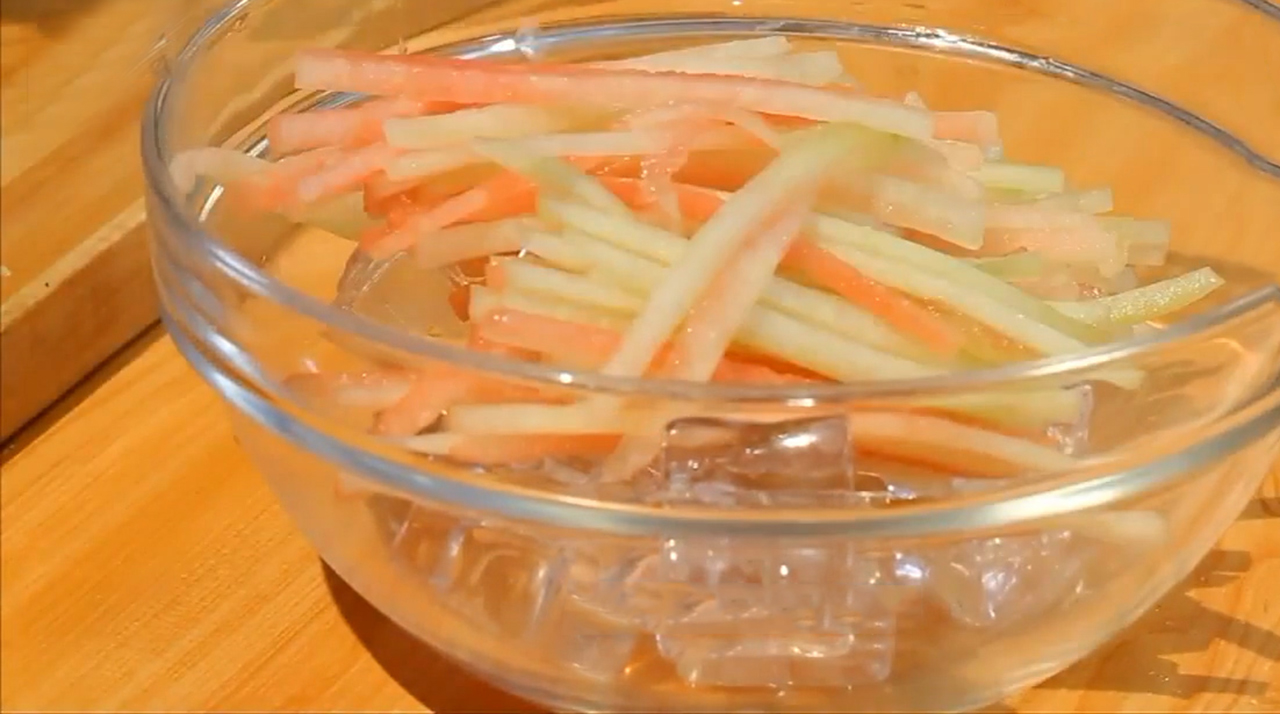 如何自制凉皮凉了也劲道,自制凉皮怎么做又滑又劲道