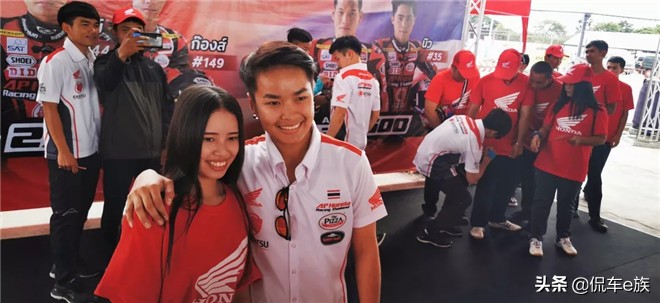 王一博赛车场上看到偶像爬上栏杆,王一博摩托本田