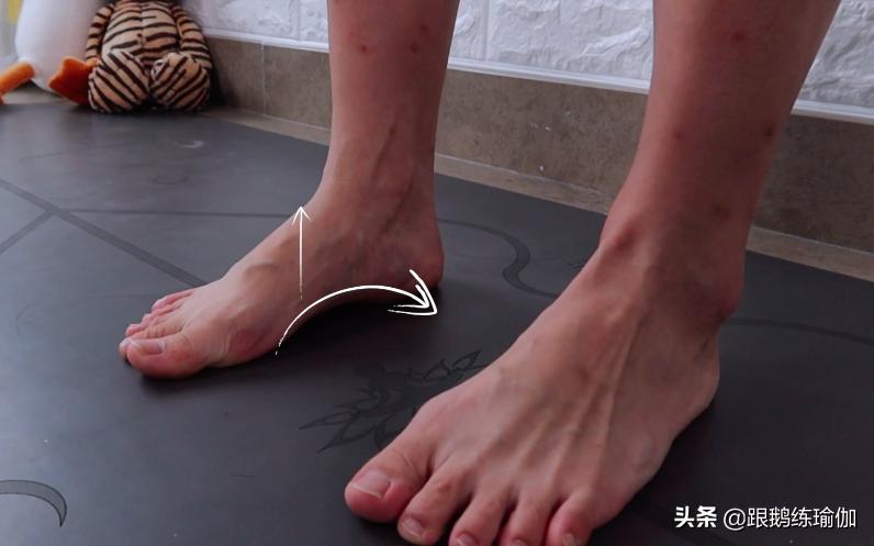 怎样练瑜伽山式站姿,零基础瑜伽入门第一式山式