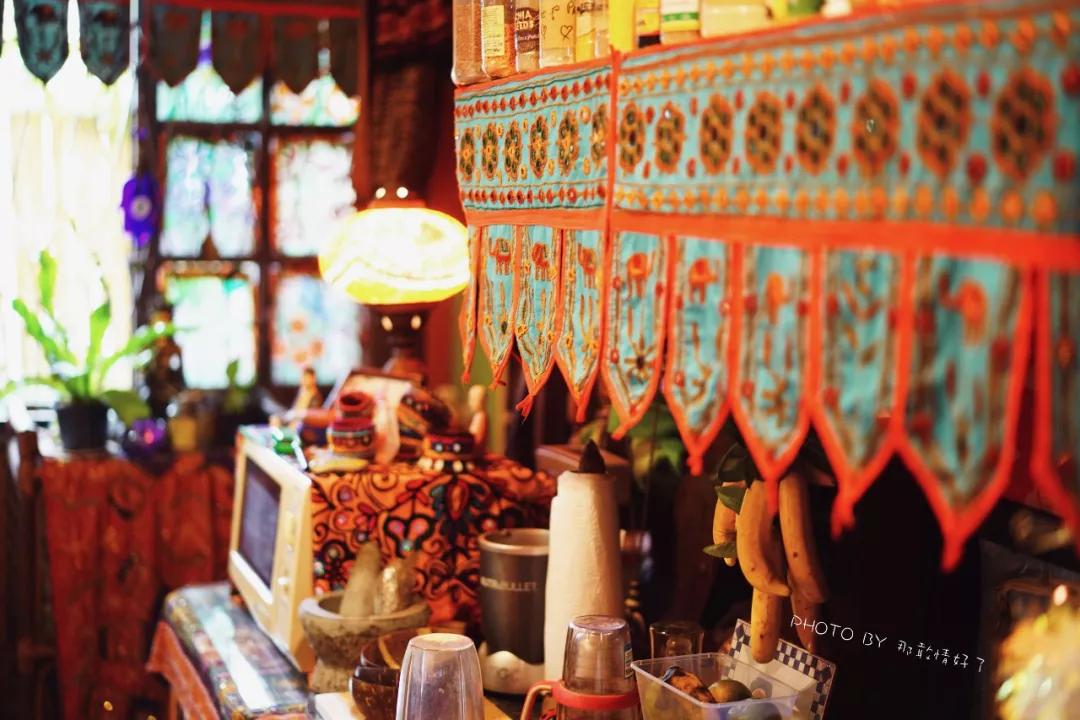 美国艺术家老夫妇定居苏梅岛十年，教游客画垃圾桶，唤醒环保意识