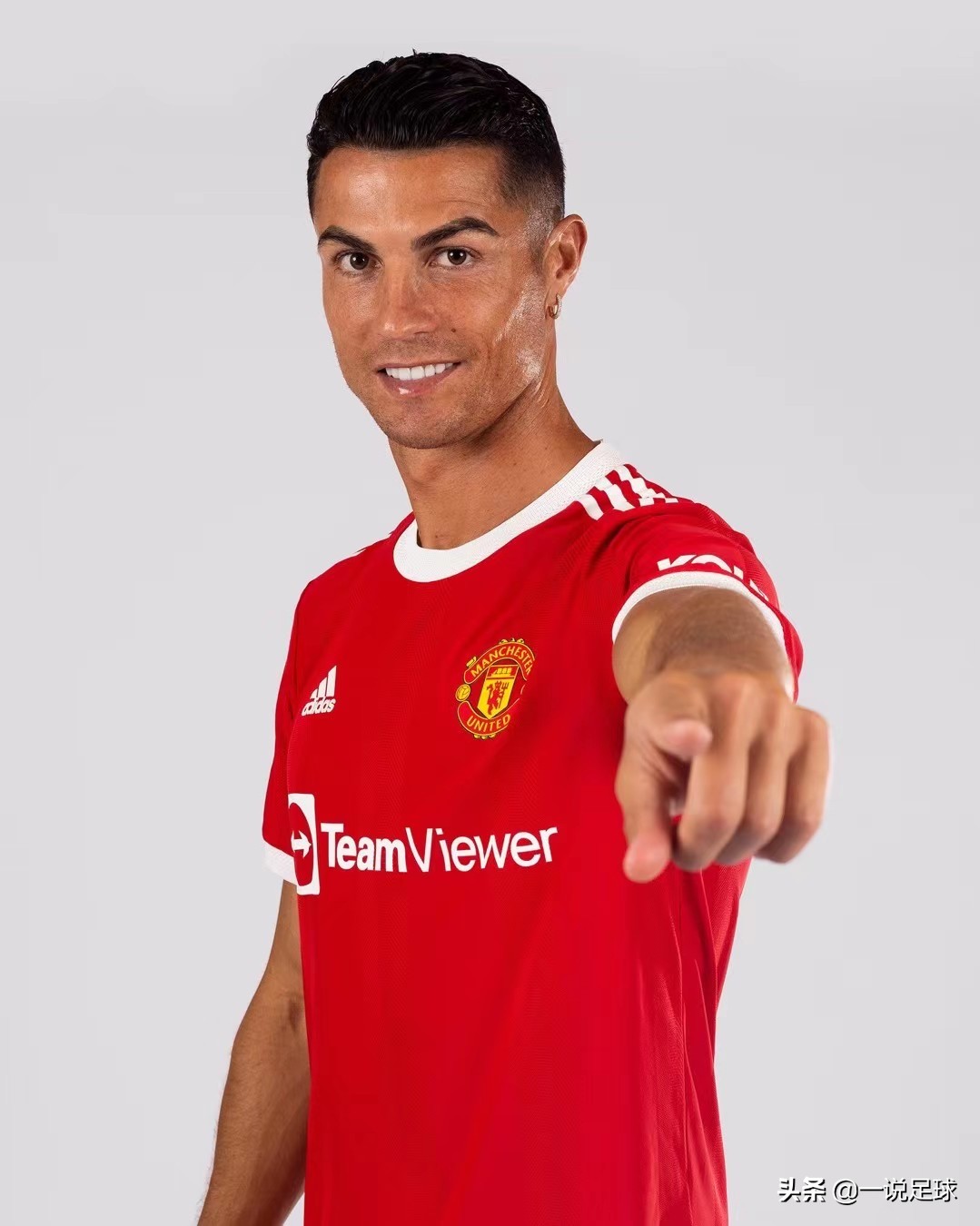 c罗刚去曼联穿几号球衣,c罗曼联定妆照