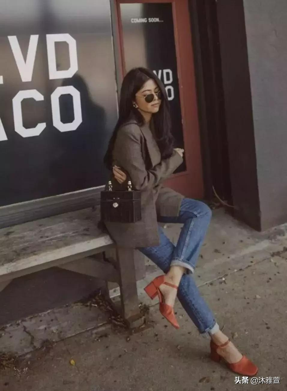 穿红色衣服红色鞋子,红色芭蕾单鞋配牛仔裤