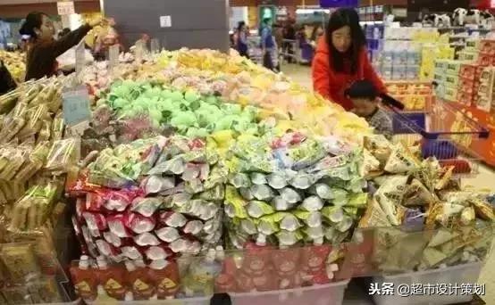 超市食品陈列摆放效果图,超市休闲食品创意陈列图片