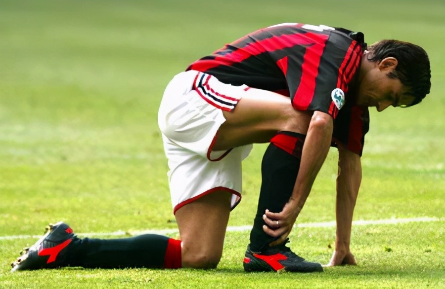 踢足球很容易伤到膝盖,踢足球常受的伤