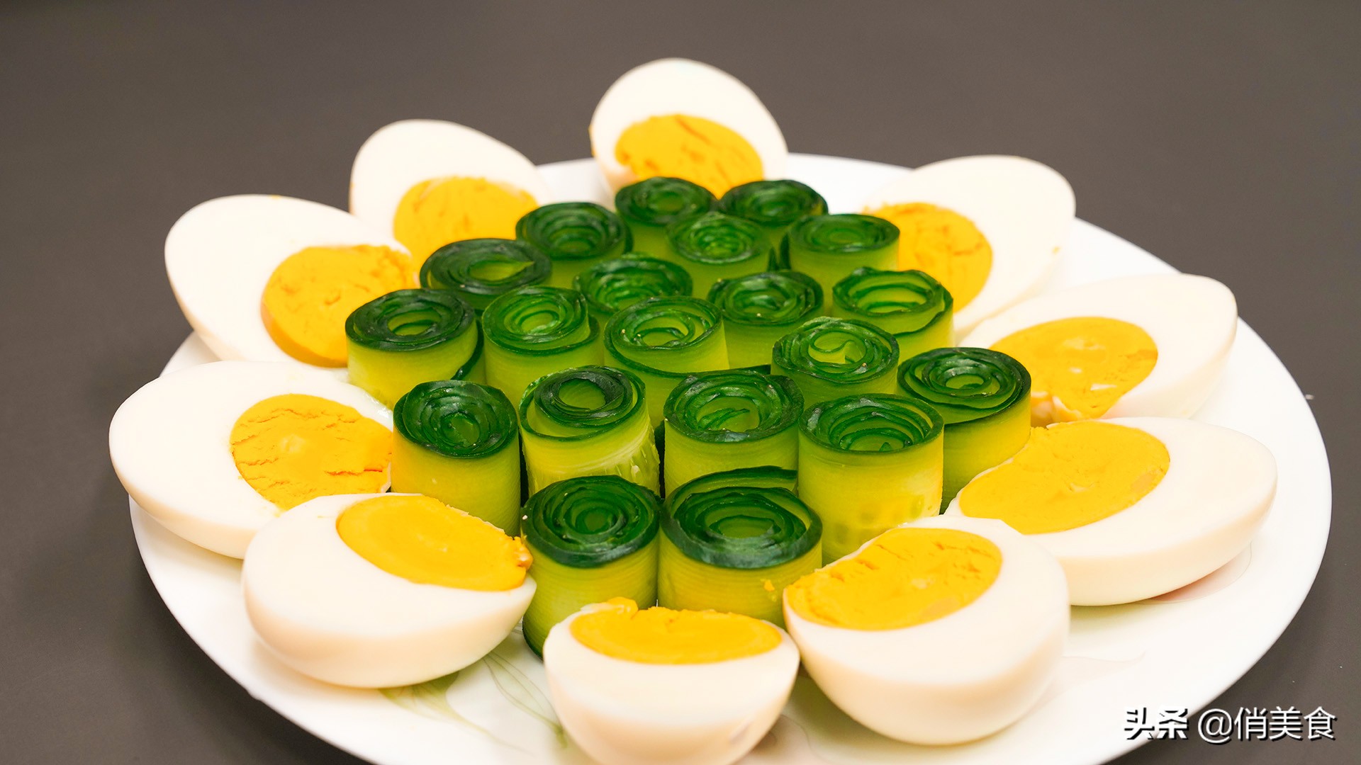 煮鸡蛋蛋黄挨着蛋壳,煮鸡蛋怎么煮不会破裂又好剥