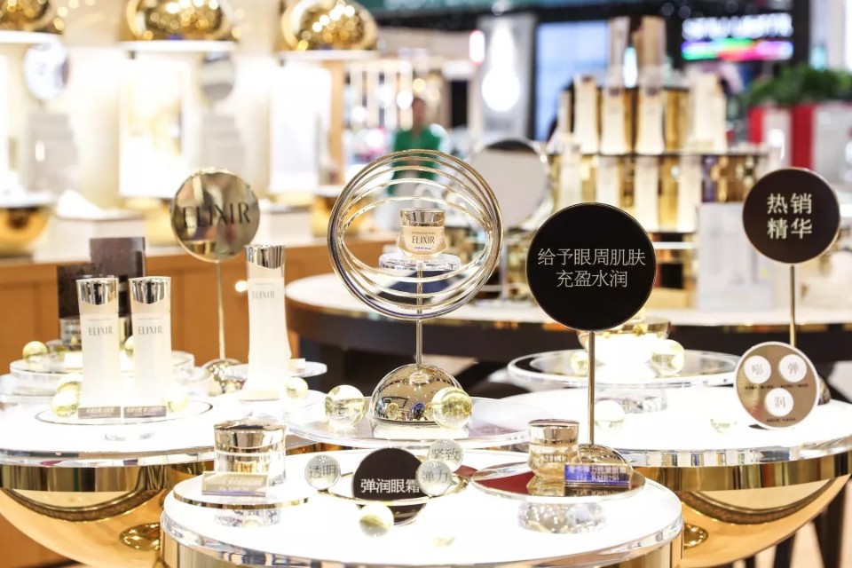 万茜代言怡丽丝尔现场,万茜出席品牌活动