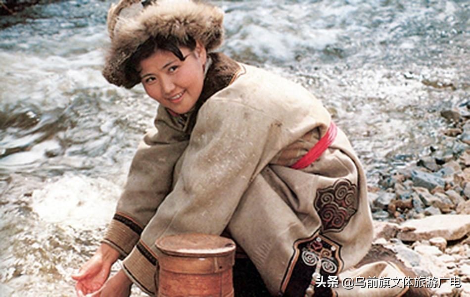 蒙古族传统服饰展示,传统蒙古族服饰