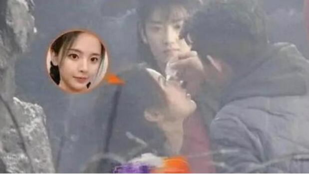 杨超越真人洋娃娃连衣裙,杨超越早期面试美得像个洋娃娃