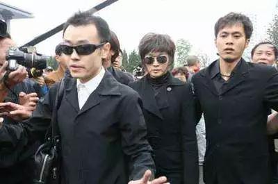 四婚三离、58岁嫁富豪！坐牢422天、身家亿万！传奇女人