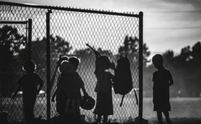 土耳其少女古灵精怪利用牛奶瓶巧拍飞机飞行画面,来学下拍照