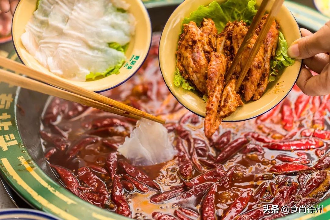 徐州闹市一角，还原了80年代的市井范儿！笸箩上菜，98元吃17样！