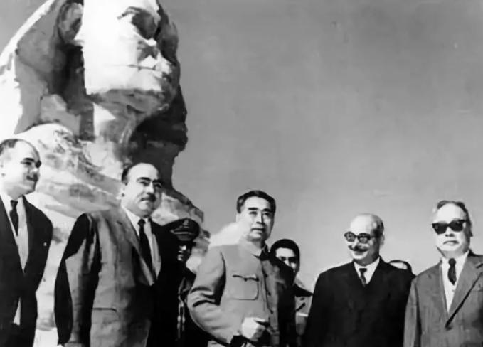 尼克松访华,假装说喜欢烟盒上熊猫图案,周恩来拍板:送两只真的