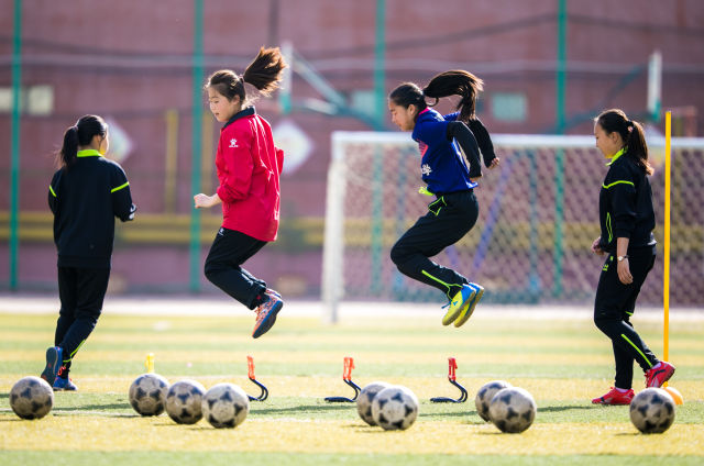 踢足球的女孩跳舞,踢足球的女孩的视频