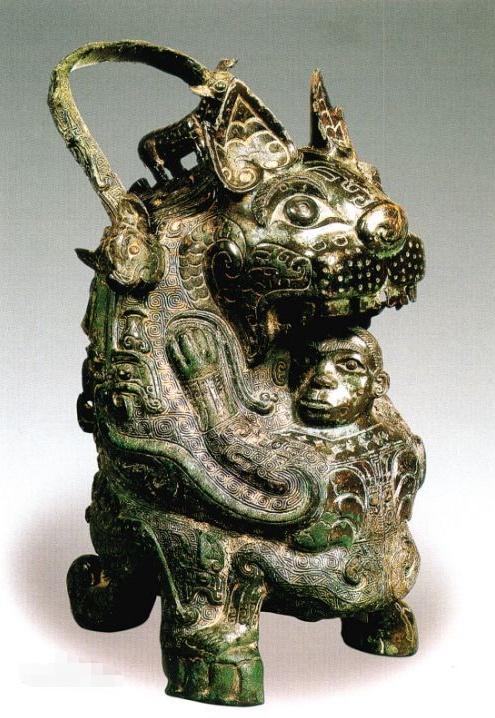 前面抱人，后面背鹿，这只虎是在干嘛呢？