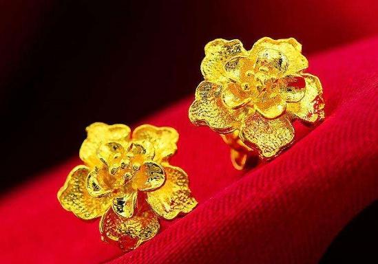 买黄金耳钉为什么要买弯钩,首饰店弯钩黄金耳钉用什么