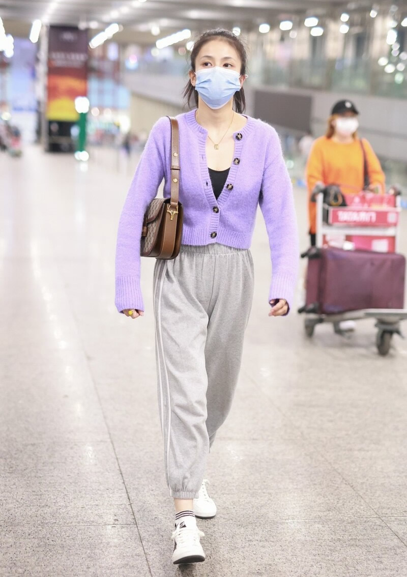 灰色裤子配什么颜色上衣最好看,灰色裤子配什么色的上衣好看