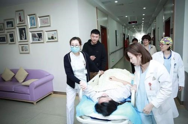 除了产房还能在哪里生孩子？一组图告诉你，大街和海里都可以