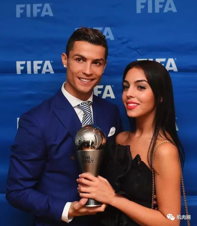 足球之神c罗vs足球之王,足球之王c罗小时候的模样