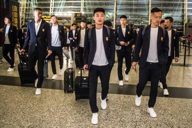 国足出征衣服,国足高颜值球服