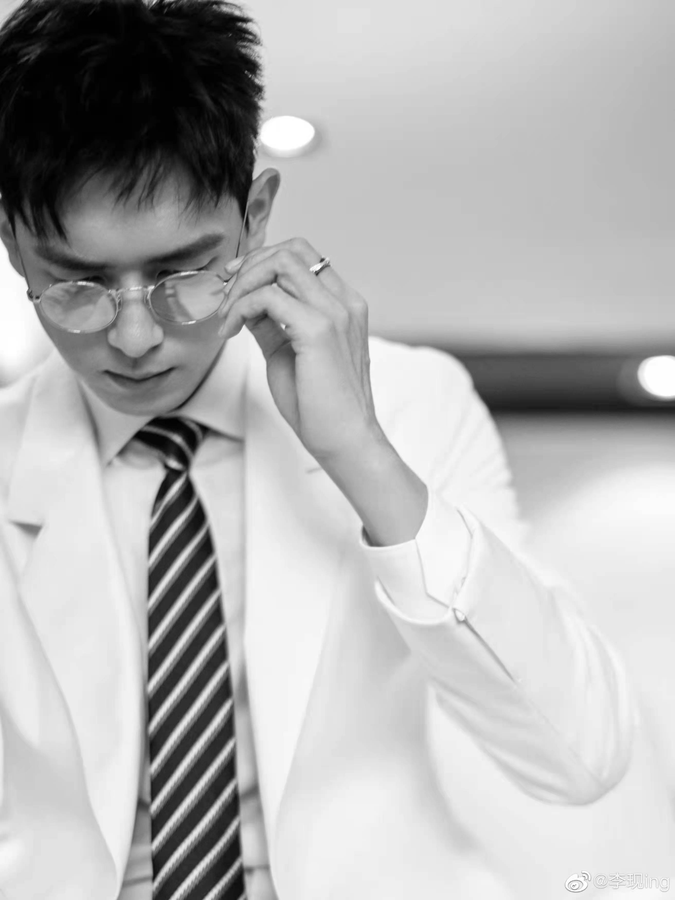 西装穿搭休闲通勤男,如何把西装穿出时髦感男