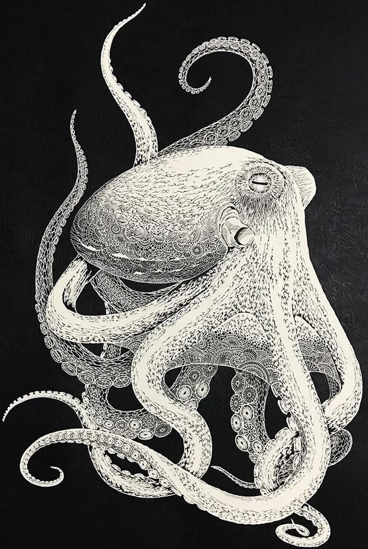 她被称为“刀王”，凭一把破刀，一张破纸，作品征服了全世界