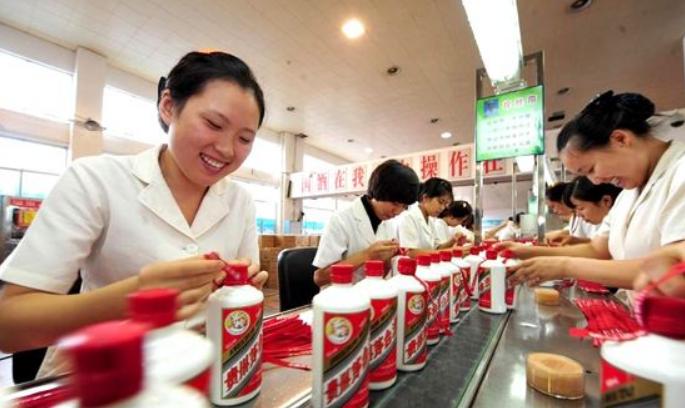 品酒会飞天茅台,茅台醇香品酒会现场跟客人互动