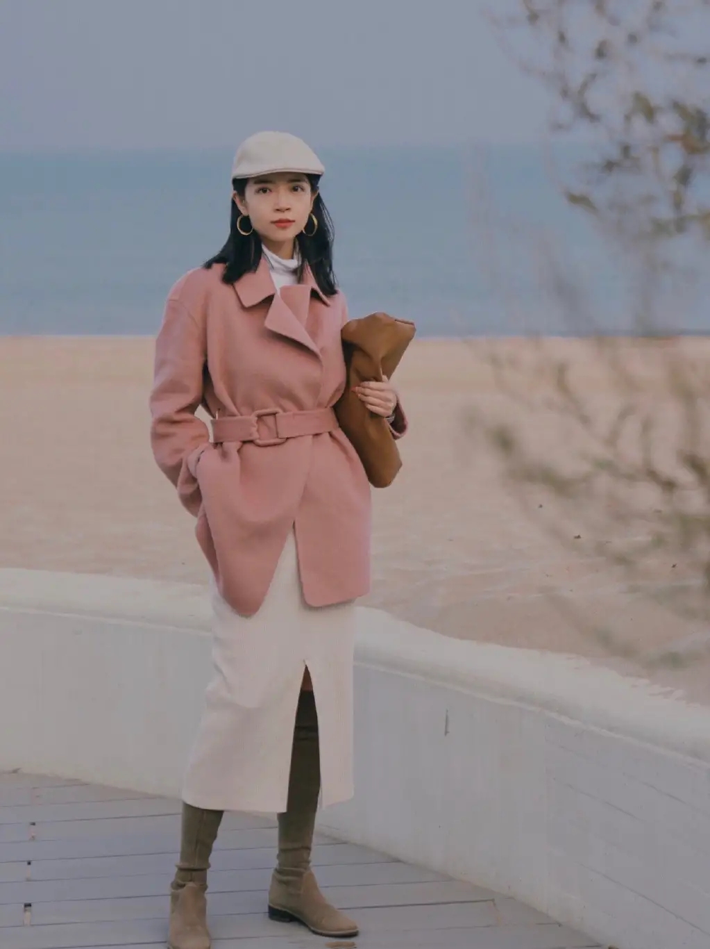小个子粉色长款大衣搭什么宽头鞋,穿粉色大衣配什么颜色的包包好看