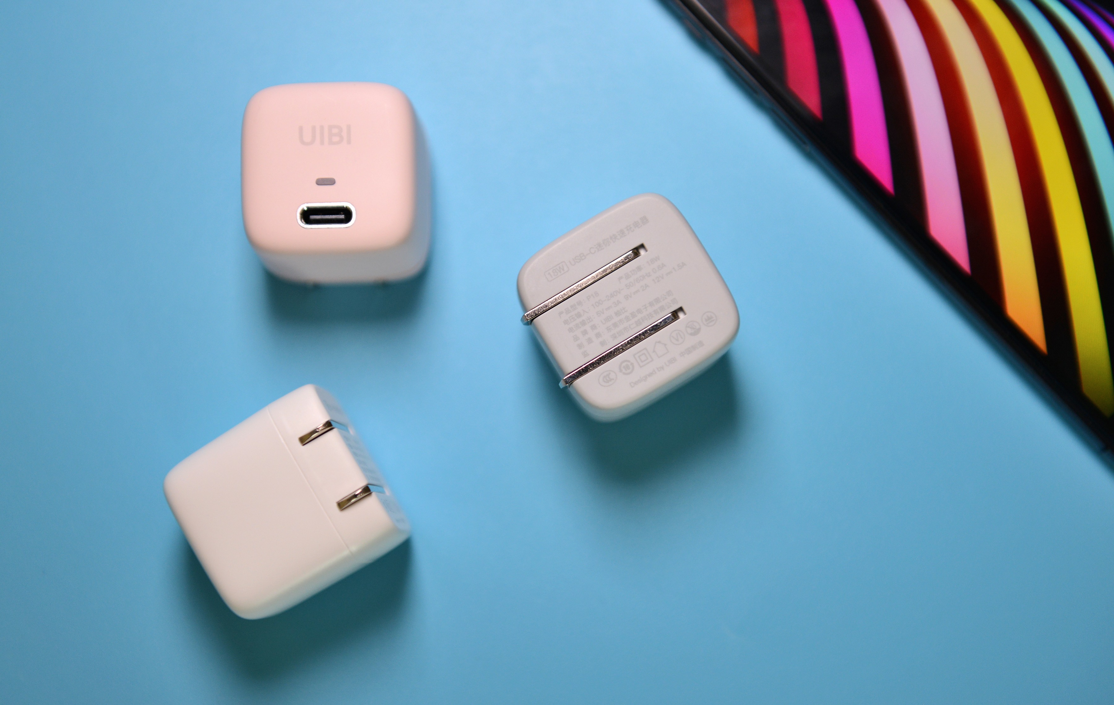 视觉清凉、温婉圆润的“小冰块”——UIBI柚比迷你快速充电器
