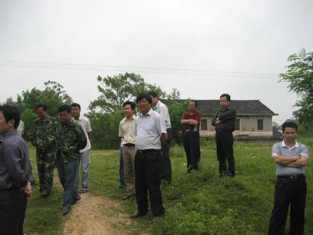 领导面前和下属面前手放的位置,前背手与后背手各表示什么意思