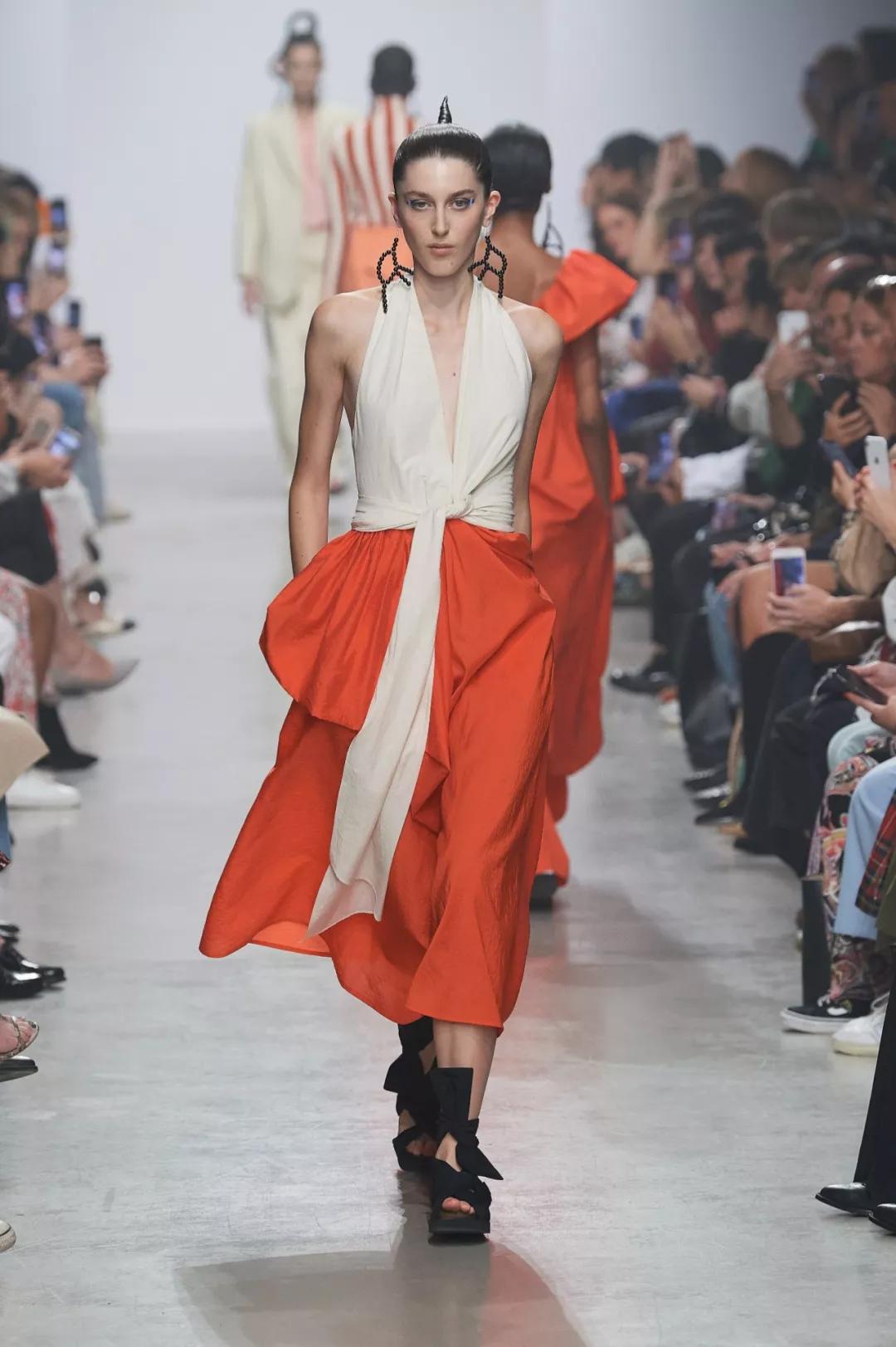 2020流行什么颜色的衣服,今年最流行的衣服颜色是什么颜色