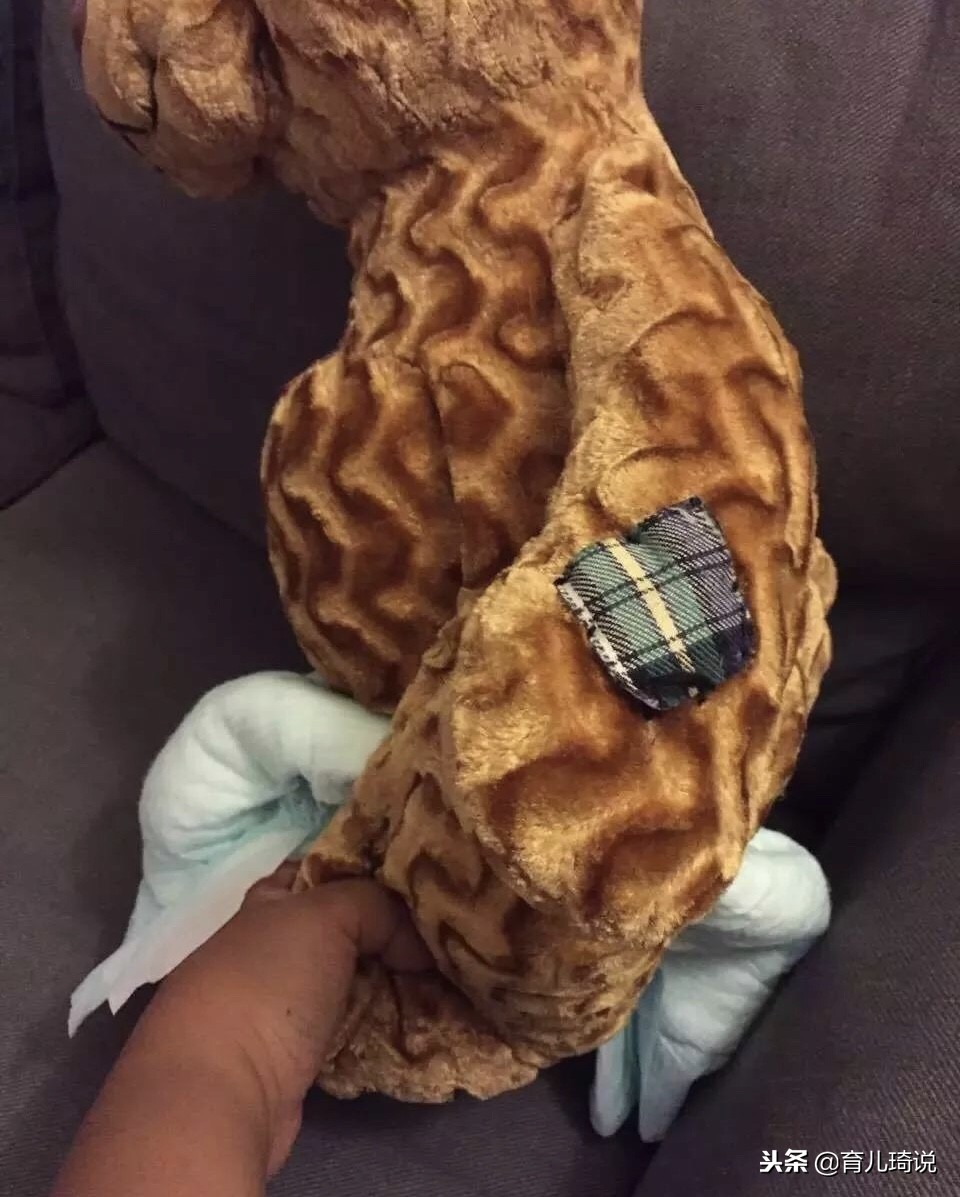 帮宝宝换尿不湿的正确方法,怎样给宝宝换尿不湿时不吐奶