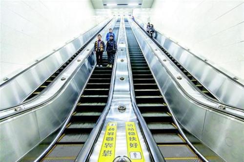 地铁站外栏杆,地铁轨行区外侧标示牌