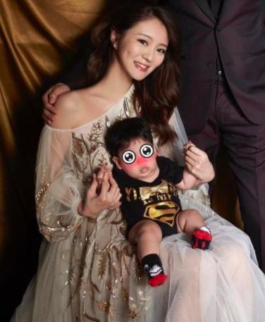 安以轩收70万元钻石项链庆结婚三周年，网友：大S又要哭倒在厕所