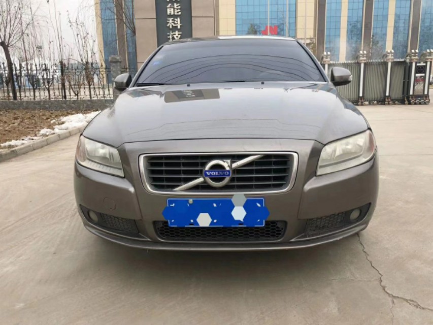 企业倒闭了，老板为了发工资把家里的沃尔沃S80卖了，等着车商来