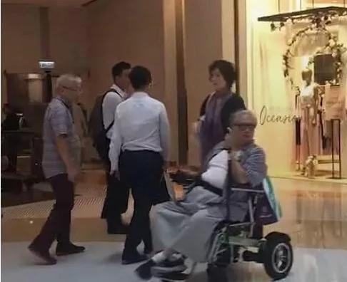 洪金宝67岁身体硬朗,洪金宝坐轮椅苍老消瘦