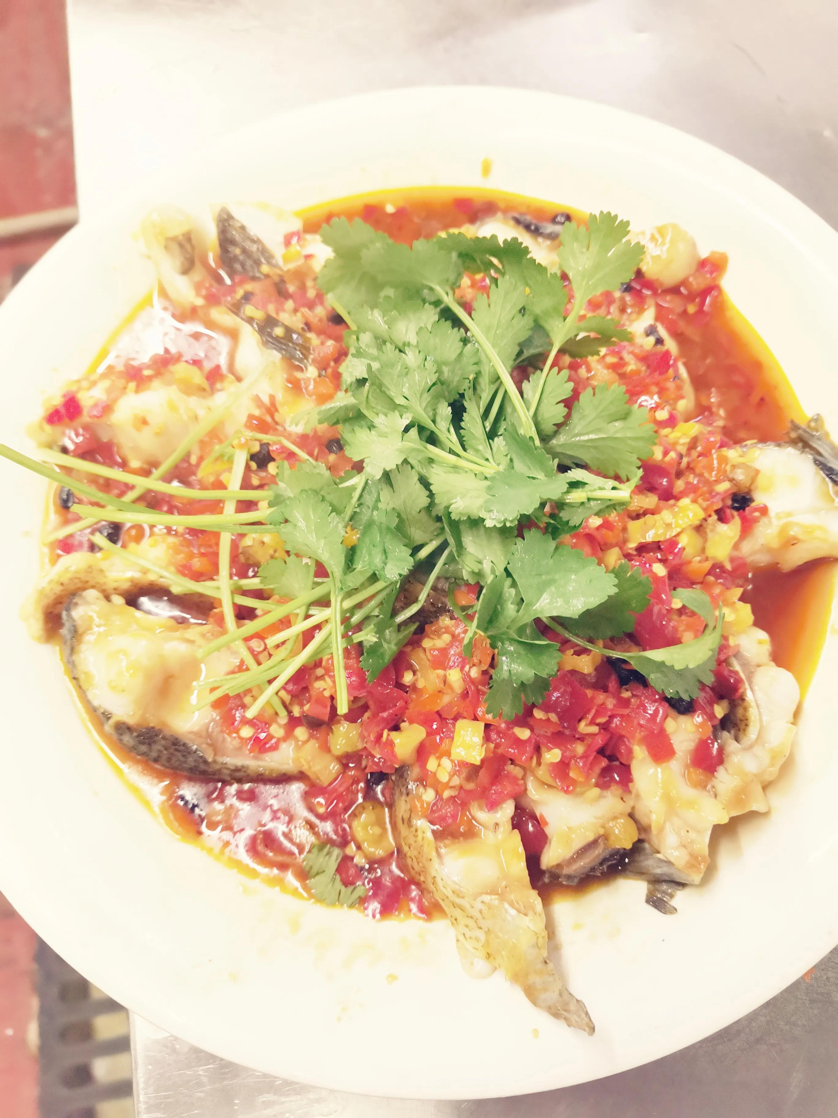 八块钱买的鱼尾，经过厨师处理结果比鱼头还要好吃。