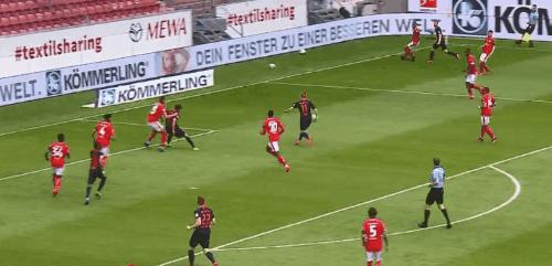 德甲大黑马5-0迎来疯狂大胜!6400万射手王帽子戏法,54分升至第3