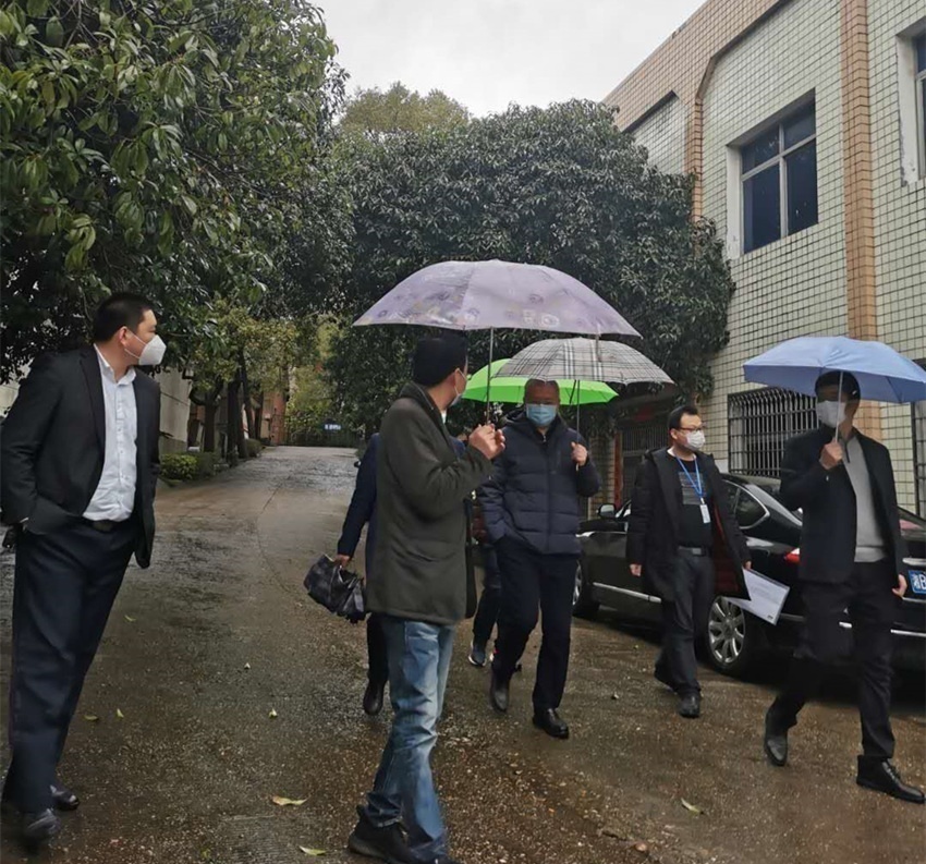 驻村扶贫工作队防疫第一线,法警大队的干警防疫一线