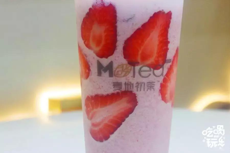 台湾第三代冷萃奶茶“麦地初茶”终于来邯郸了,时髦Girl人手一杯