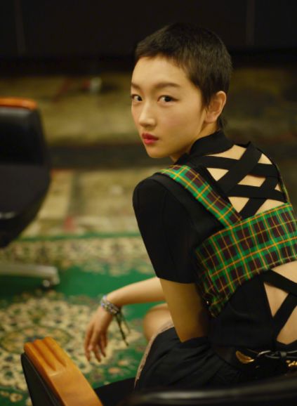 周冬雨最新一组封面大片,周冬雨红毯照曝光一身酷装