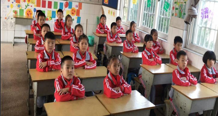 校服2300元被家长抱怨原视频,校方回应校服超4000元是真的吗