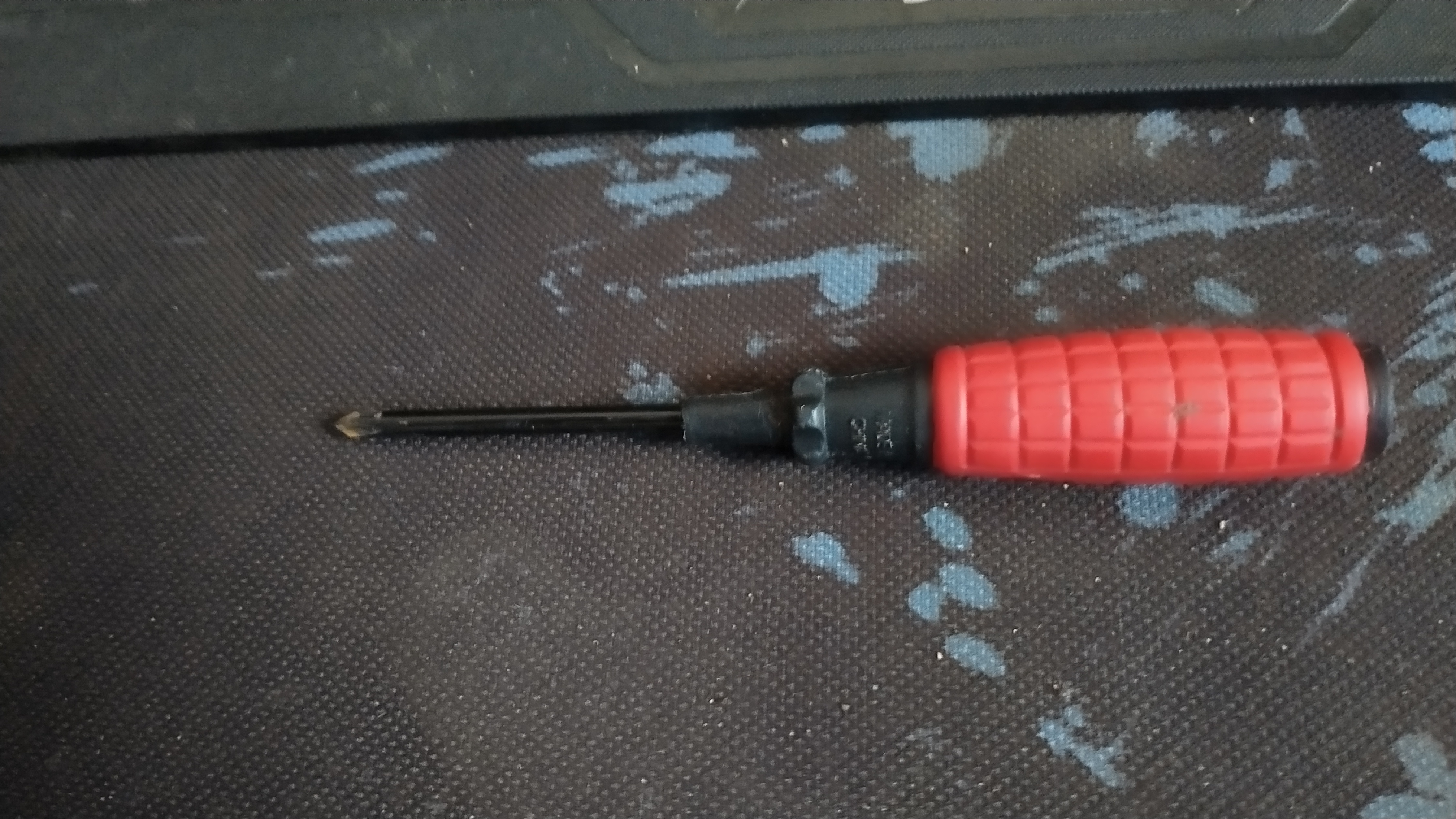 脑瘫小伙用脚详写电脑开机黑屏的原因以及解决方案