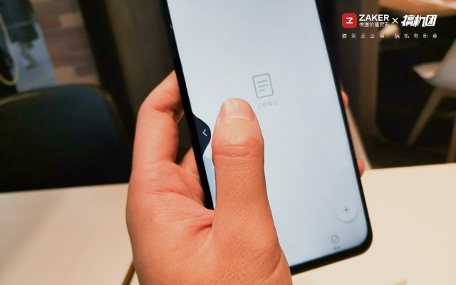 挖孔屏好用吗，相机自带8倍镜，能玩英雄联盟：荣耀V20体验