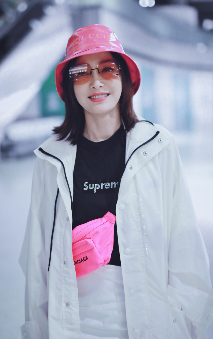 秦岚真会穿,黑白撞色的衣服配上玫红色包包,瞬间就变洋气了