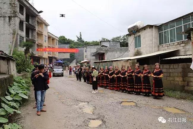 激动！隆林女子被拐30多年后终于回家，亲人抱在一起泪流不止！