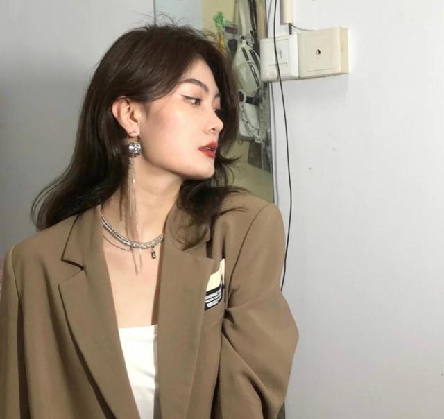 眉上刘海短发发型方脸,窄长方脸适合弯月眉吗