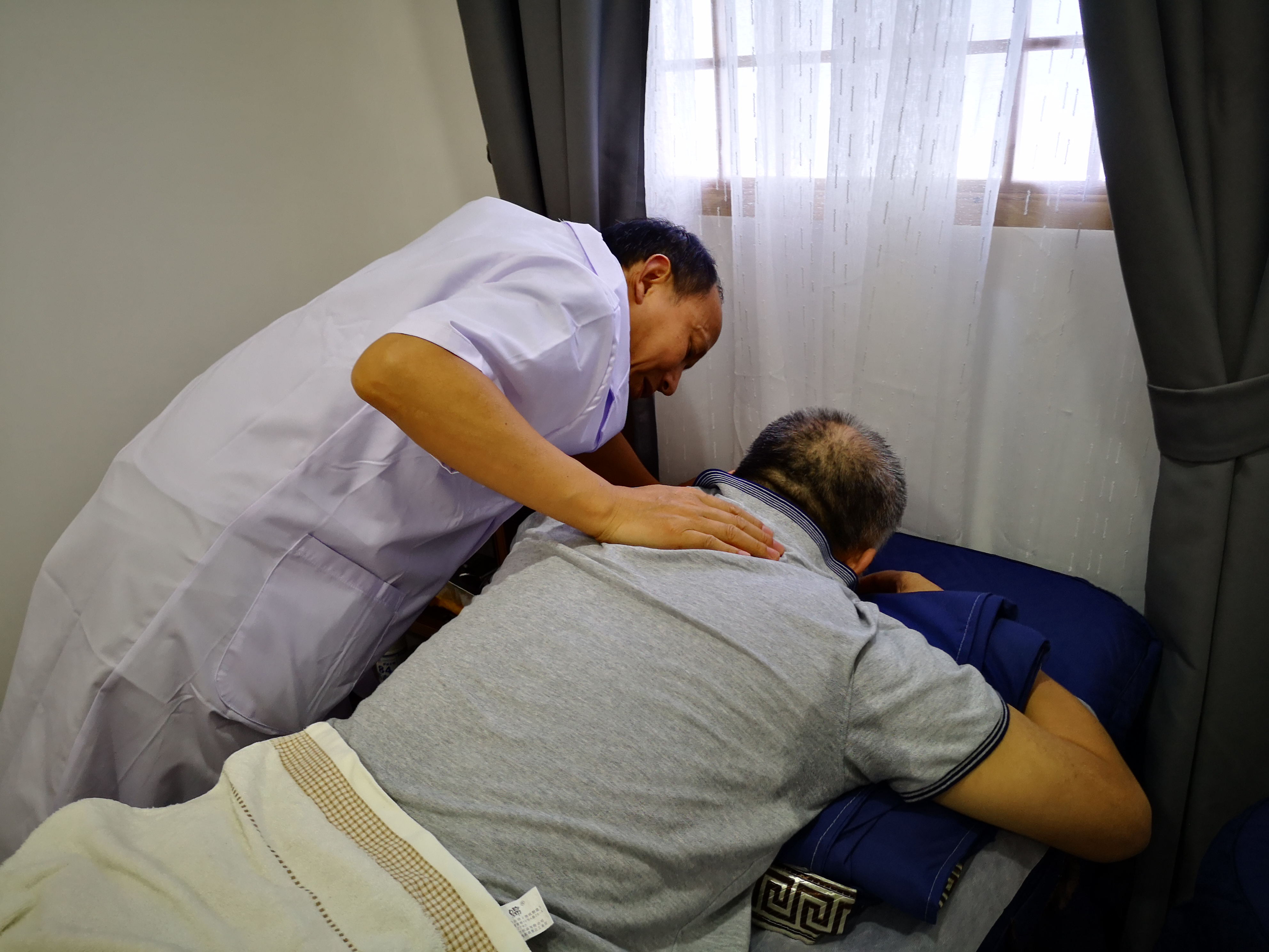 早上洗的脸下午就油了怎么办,早上洗过脸后皮肤有皮屑