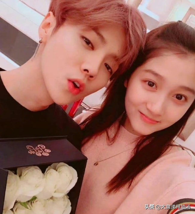 鹿晗偶遇少年踢足球忍不住加入,网友偶遇鹿晗踢球