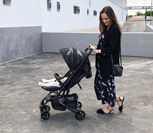 宝宝一坐别人家的车就哭,宝宝坐婴儿推车老哭